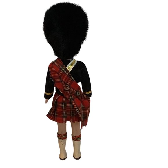Vtg Scottish Guard Soldier Doll In Traditional Outfit With Bearskin Hat & Tartan - Picture 3 of 4